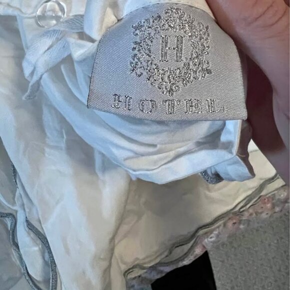 Hotel Scalloped Edge White Queen Duvet Cover and 2 Pillow Shams - Picture 4 of 6